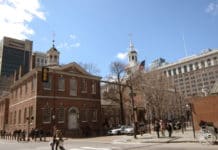 Americká svatba? Groomsmen, bridesmaids, let helikoptérou nad Philadelphií a šedivé Conversky v kombinaci se smokingem!