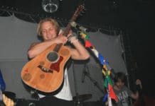 „Já se to nebojím říct: mám vás rád,“ prohlásil Klus na Flédě. Zpívali i securiťáci.