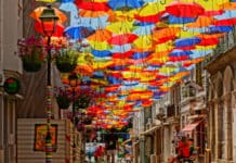 Deštníky na nebi plující