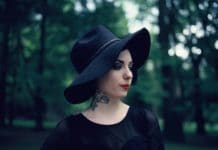 Umělkyně Therese Rosier: „Fascinuje mne temná stránka lidské psyché…“