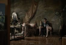 Fotograf radí dámám ke klidu, sám si ale nedá pokoj