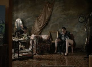 Fotograf radí dámám ke klidu, sám si ale nedá pokoj