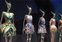 Alexander McQueen: Savage Beauty. Dekadence módního velikána na výstavě v Londýně