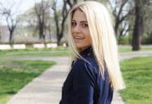 „Móda by nás měla bavit, ne diktovat pravidla,“ myslí si Aneta Kaderková, zakladatelka Check Czech Fashion