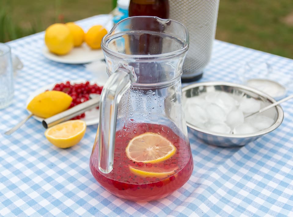 Limonáda ze zeleného čaje s rybízem, autor fotografie: Kamil Pekař, Kulturio.cz