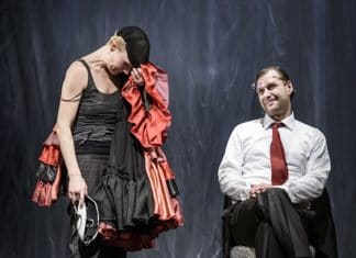 Vytáhněte svoje kostlivce ze skříně. V inscenaci Nora v Redutě vám ukáží, jak na to…