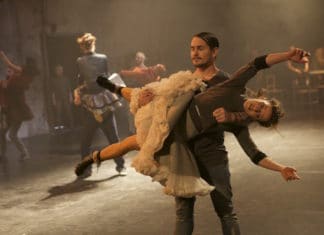 „Sereš mě. Ale mám tě ráda,“ zní v novém projektu Cirku La Putyka