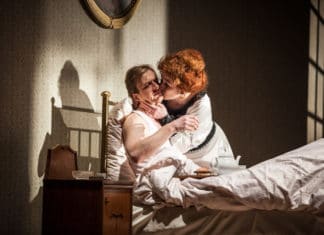 Může být divadlo lepší než film? Petrolejové lampy vám dokáží, že ano