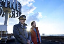 Recenze: Už je tady zas aneb Každodenní hajlování