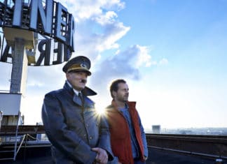 Recenze: Už je tady zas aneb Každodenní hajlování