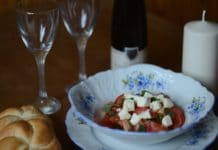 Rychlé letní saláty, které se hodí k bazénu i grilovačce