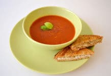 Syté polévky, které na podzim zahřejí