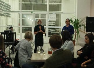 Nina Karen vydala sbírku básní Naboso