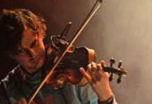 FOTOREPORT: Tibetský zpěvák Loten Namling okořenil na Flédě patnácté narozeniny kapely Zrní 500 let starým tibetským rapem