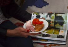 Ilustrátoři u snídaně pokřtili Komiksovou Kytici