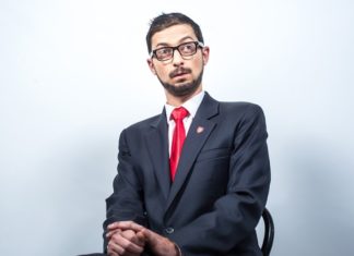 Recenze: Kabaret Ovčáček Čtveráček v Brně – hrdina s trojjediným úkolem