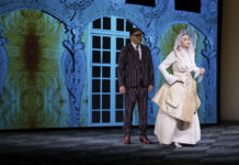 Recenze: V Šíleně smutné princezně se zpívá i o Facebooku a médiích