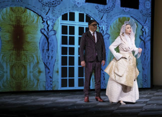 Recenze: V Šíleně smutné princezně se zpívá i o Facebooku a médiích