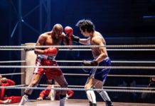 Muzikál Rocky nabízí oproti filmu propracovanější postavy i show