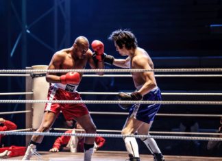 Muzikál Rocky nabízí oproti filmu propracovanější postavy i show