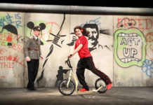 Už je tady zas! Hitler baví i varuje na pódiu Divadla Na Jezerce