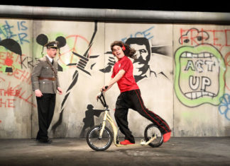 Už je tady zas! Hitler baví i varuje na pódiu Divadla Na Jezerce