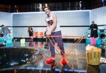 Recenze Na moři, zírám nahoru: Nestačíme zírat…