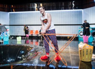 Recenze Na moři, zírám nahoru: Nestačíme zírat…