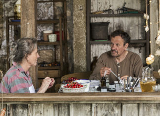 Morální dilema Olgy Tokarczuk vás povede Přes kosti mrtvých