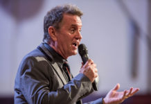 Čtyřnásobný držitel Grammy Gordon Goodwin ukázal pražskému publiku, že jazz není jen Louis Armstrong