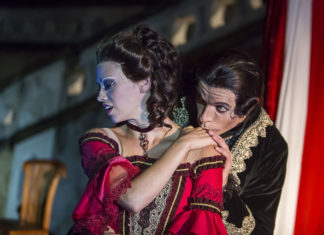 Valmont na Otáčivém hledišti je pouhou loutkou markýzy de Merteuil