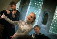 Dokument Červená: pocta dámě, jejíž kariéra ani v 92 letech nekončí