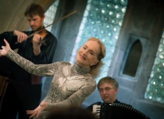 Dokument Červená: pocta dámě, jejíž kariéra ani v 92 letech nekončí