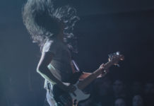 FOTOREPORT: Vyprodaný Music Bar ovládl metal, který vlastně metalem až tak není…