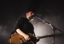 FOTOREPORT: FINK – Tři kytary, dvoje bicí a hutná atmosféra, která vás zašlape do země