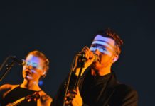 FOTOREPORT: Koncert Zvíře jménem Podzim na brněnské Flédě byl jako stvořený pro sychravý listopad