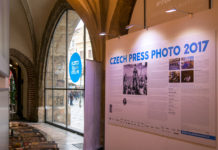 Výstava Czech Press Photo shrnuje rok 2017 – mistrovství v kopání hrobů, návštěva Dalajlámy i nejstarší Češka