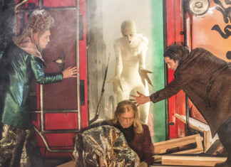 Opulentní Faust pojatý jako dekadentní road trip baví ve Stavovském divadle