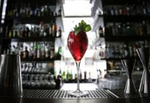 Bar, který neexistuje pojmenoval nové drinky po 23 brněnských podnicích