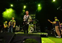 FOTOREPORT: Mňága a Žďorp na Flédě aneb Dlouhá fronta na štěstí, chytlavé melodie a kung–fu tanečky