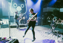 FOTOREPORT: Sejde se Brit, Nor a hobit v Music Baru. Ne, takhle nezačíná žádný vtip, ale koncert The Wombats!