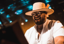 Večer nekončících jazzových sól, to byl Kamasi Washington v Divadle Archa