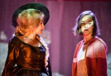 Úklady a láska ve Švandově divadle: loutkohra v rukou mocných