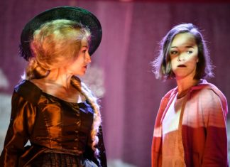 Úklady a láska ve Švandově divadle: loutkohra v rukou mocných