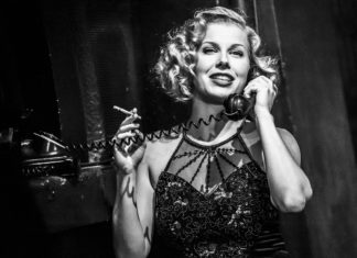 Chaos s písničkami. Zavřete oči, swing přichází