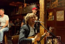 FOTOREPORT: Mělnické náměstí rozeznělo blues Justina Lavashe