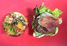 Kombinace pro pravé letní grilování? Burgery a bourbon