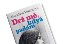 Kniha Drž mě, když padám: dívčí román pro otrlé