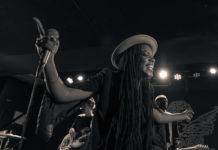 Akua Naru spojila hip hop s jazzem a vyprodala Rock Café