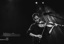 FOTOREPORT: Maarja Nuut překlenula zub času houslovým smyčcem a looperem